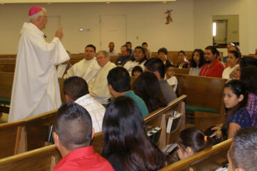 El arzobispo Joseph E. Kurtz dio su homilía durante la Misa del segundo Encuentro en la Arquidiócesis de Louisville el 27 de septiembre en la parroquia St. Pius X (Foto especial para The Record por Ruby Thomas)