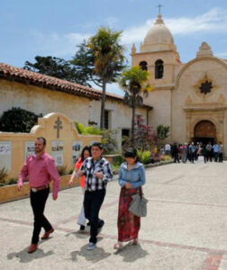 Personas a pie fuera de la misión San Carlos Borromeo de Carmelo en Carmel, California, 17 de mayo. A medida que crece la población católica de Estados Unidos Latino, parroquias compartidas ofrecen a los hispanos el mejor cambio para influir en la iglesia. CNS/Nancy Wiechec