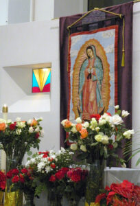 La photo por debajo muestra una imagen de la Virgen. (Foto por Ruby Thomas The Record)
