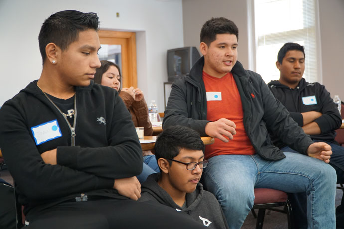 Más de 100 estudiantes hispanos comparten experiencias en un retiro