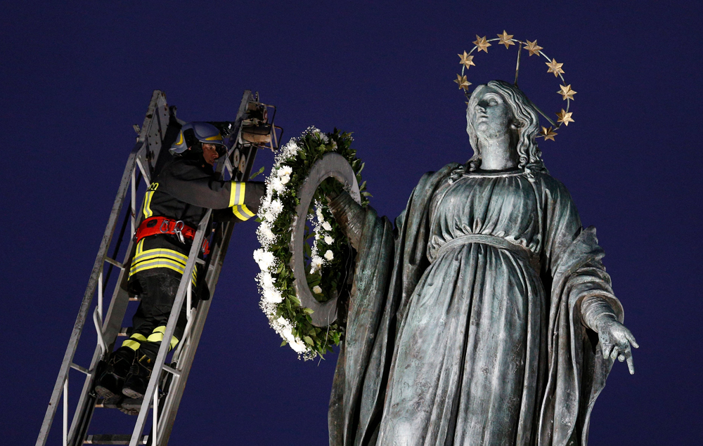 In early morning darkness, pope pays tribute to Immaculate Conception