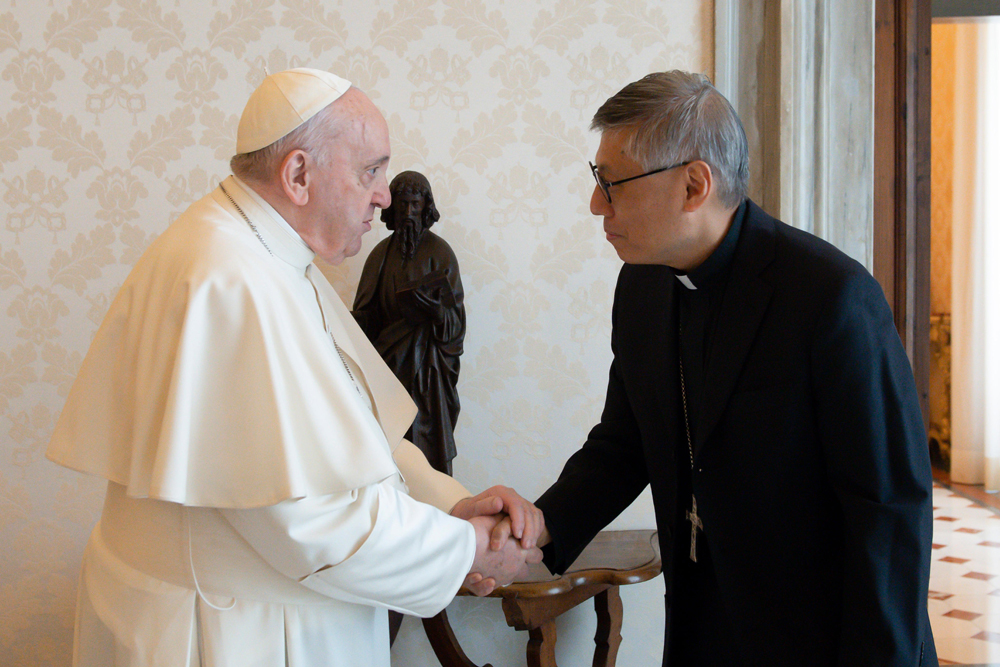 Pope meets Hong Kong bishop,  <br />records messages to Chinese Catholics