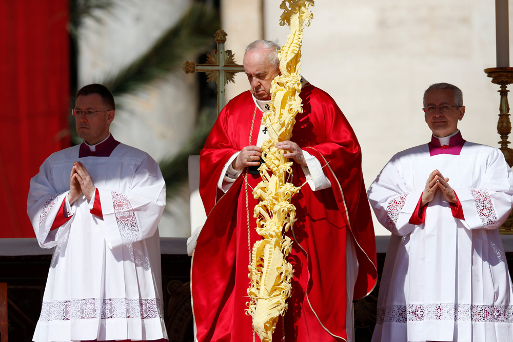 Victory is not raising a flag on <br />pile of rubble, pope says on Palm Sunday