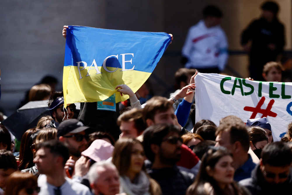 Temptation of power, money <br />can obscure Easter joy, pope says
