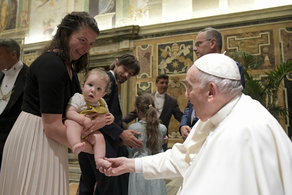 Surrogacy, pornography both <br />threaten human dignity, pope says