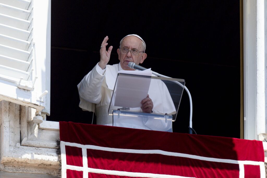 People are not islands, they need <br />each other, pope says at Angelus