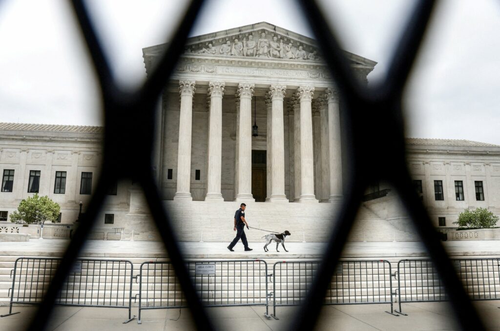 Corte Suprema permite a Biden <br />poner fin a política de era Trump