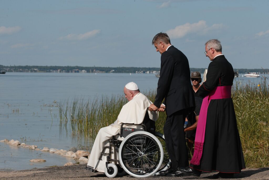 Pope joins Indigenous pilgrims <br />at lake known for its healing waters