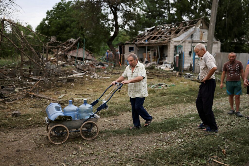 In note to nuns, pope says he is doing everything he can for Ukraine